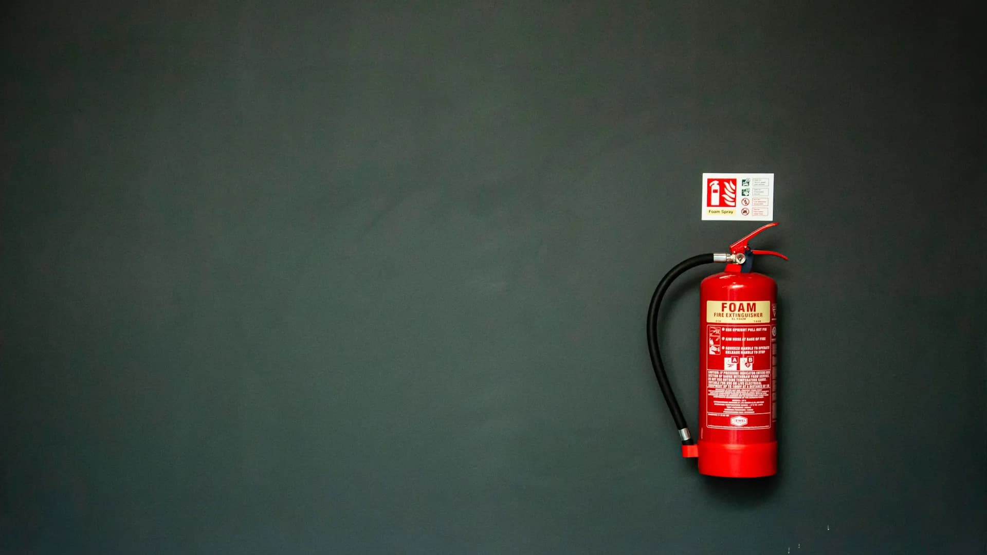 Brandschutzgeräte werden bei einer Kontrolle geprüft und etikettiert