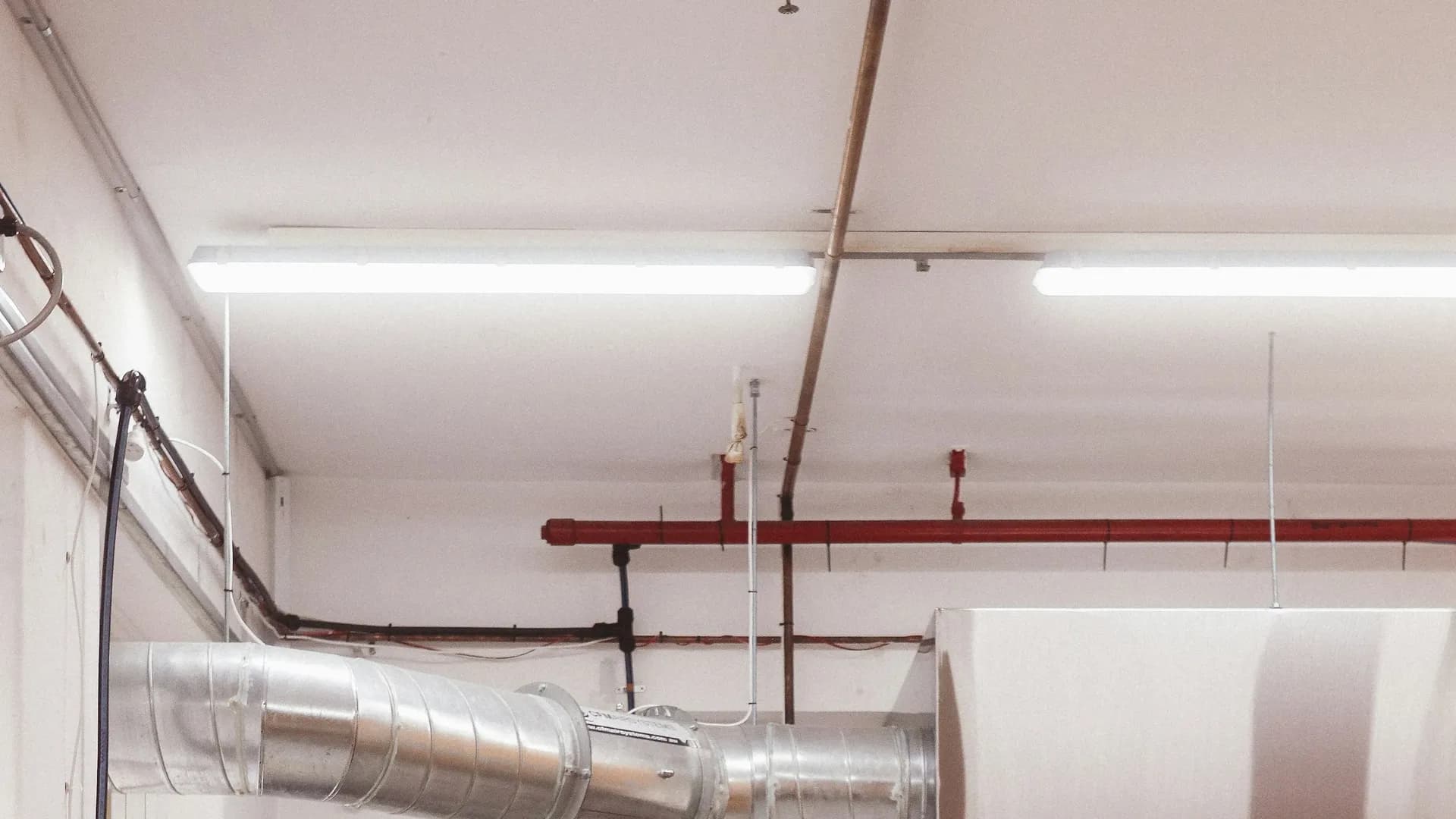Fettfilter aus einer Haube ausgebaut zur Reinigung und Kontrolle
