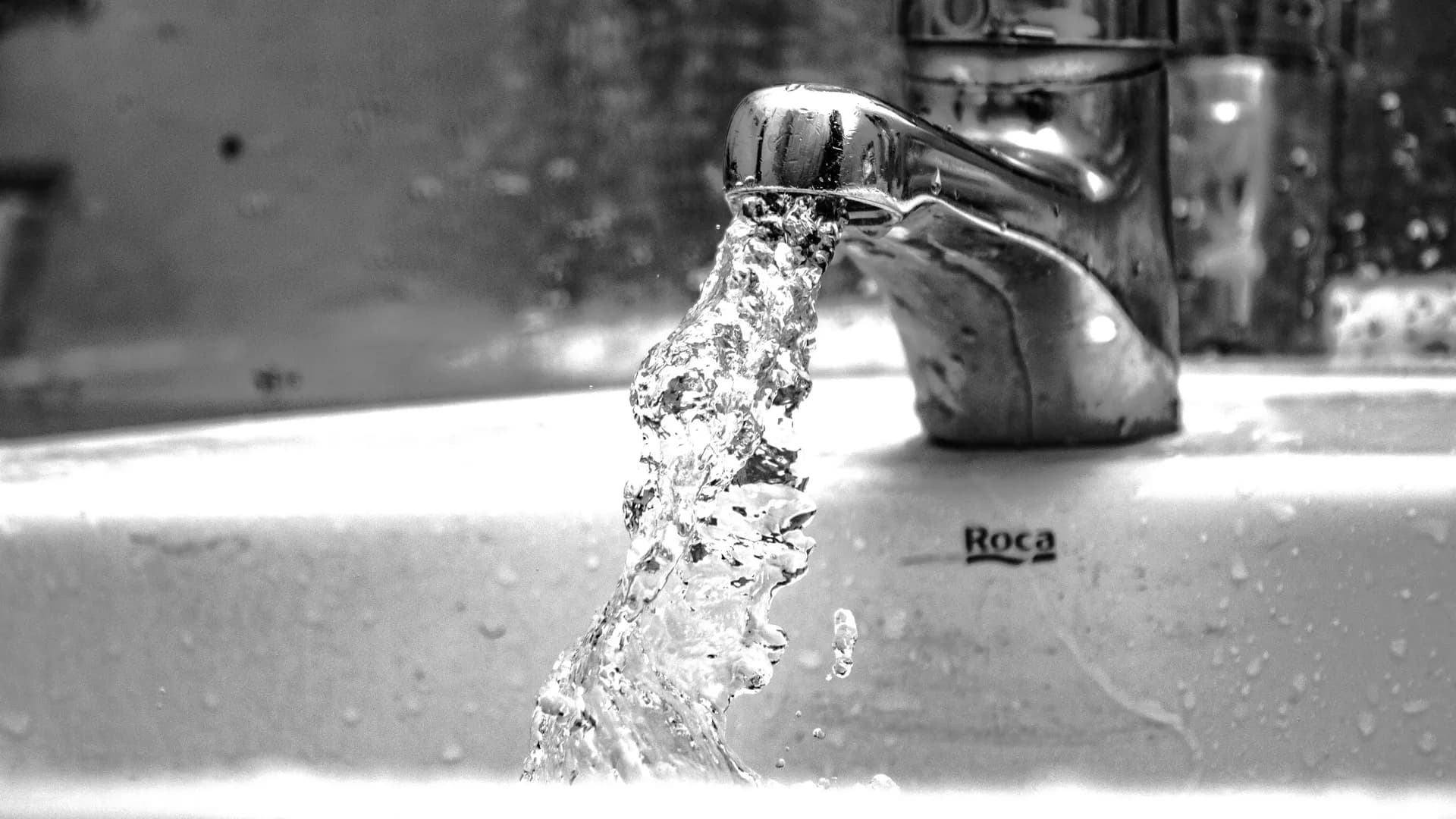 Wassersystem wird bei einem Wartungsbesuch geprüft und beprobt