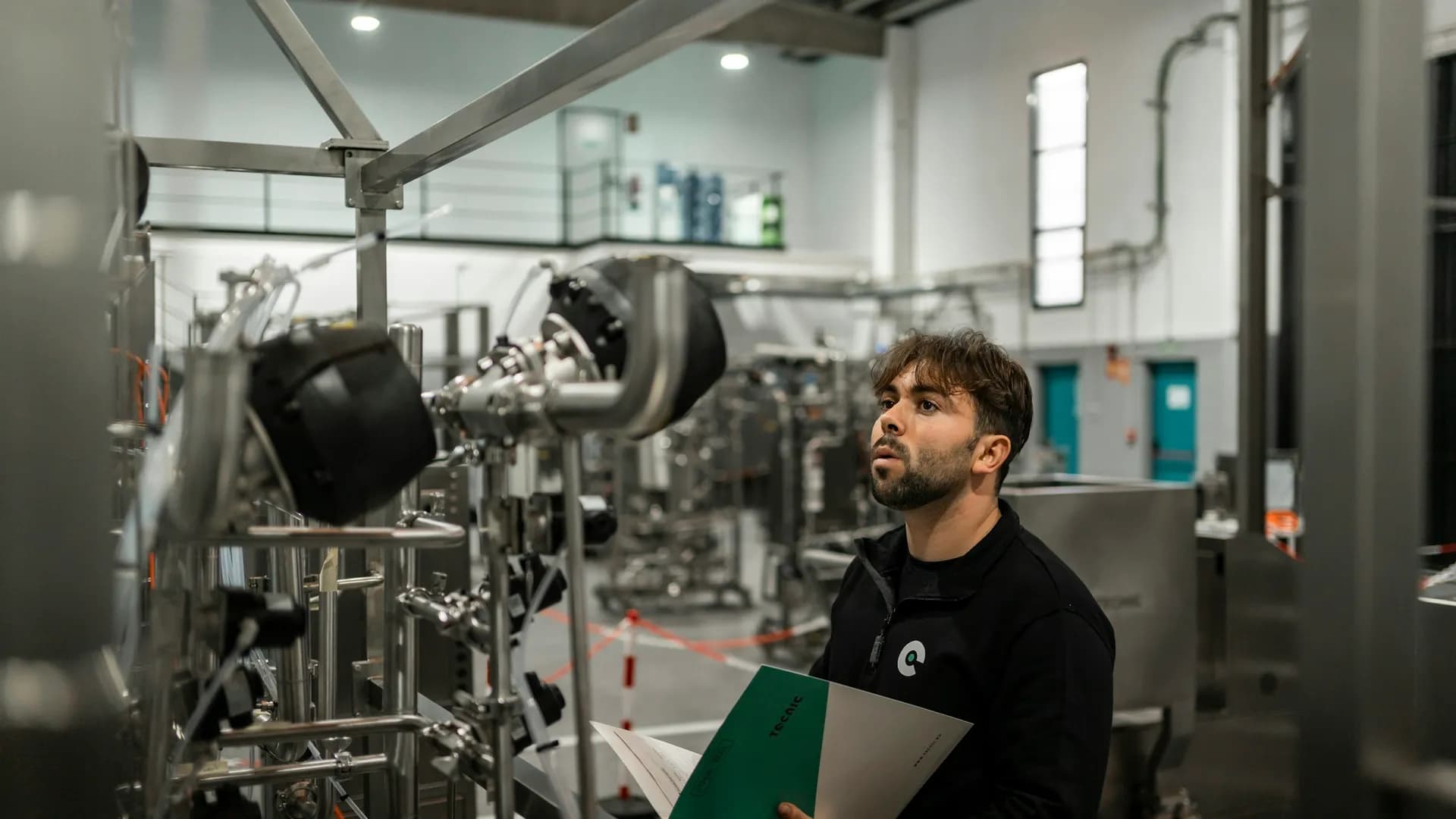Ein Techniker erfasst die Gerätedaten beim ersten Servicebesuch